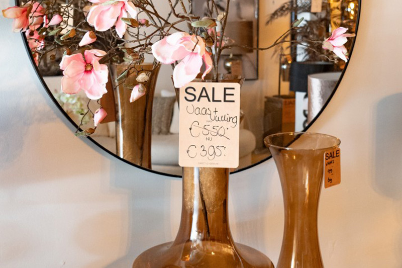 Vaas met bloemen outlet store Driehoek Meubelen Mijdrecht 